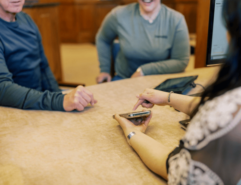 CSR explaining digital banking